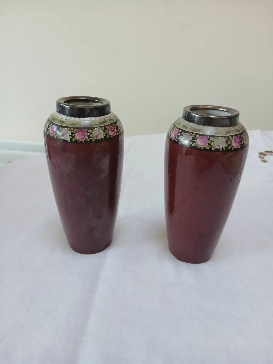 Pair of small British Vases - Image 2