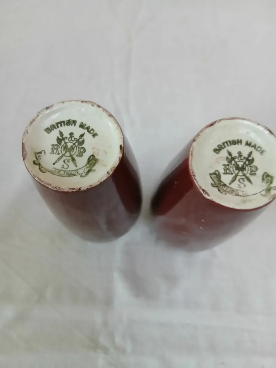 Pair of small British Vases - Image 3