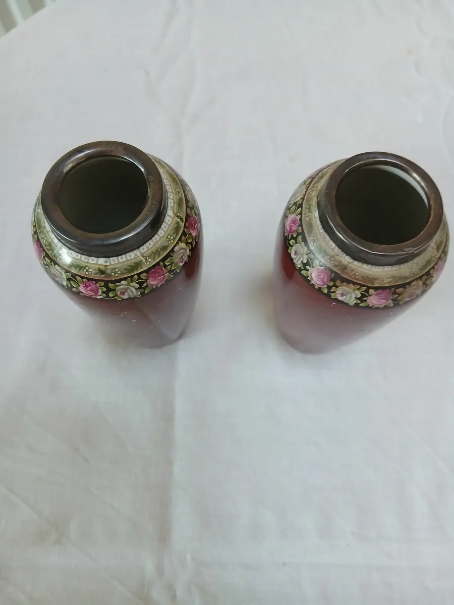 Pair of small British Vases - Image 4