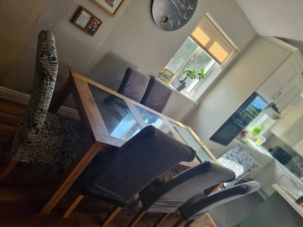 Table and chairs - Image 1