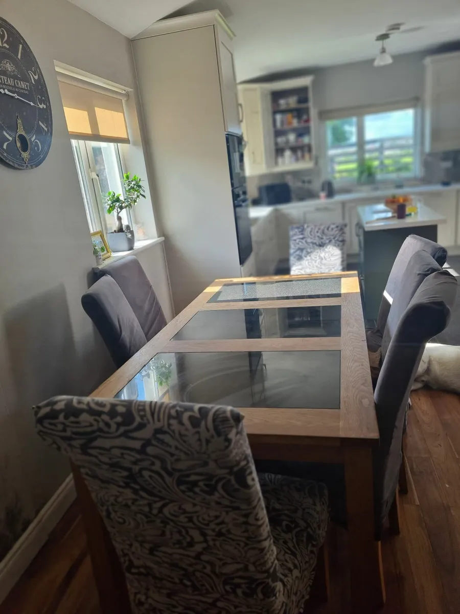 Table and chairs - Image 2