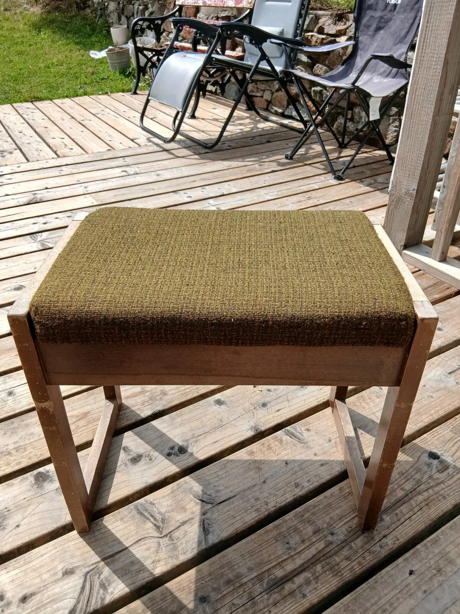 Sturdy mid century piano seat in origional fabric - Image 1