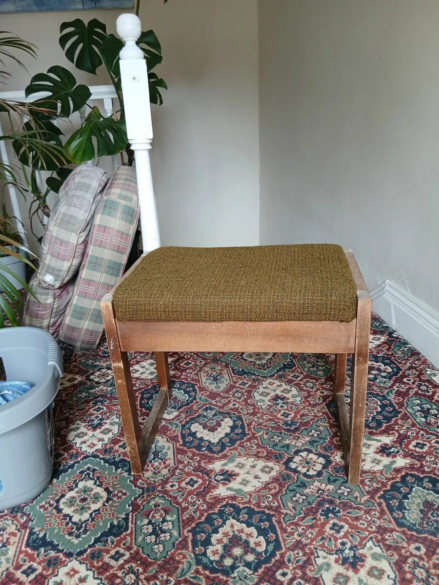 Sturdy mid century piano seat in origional fabric - Image 2