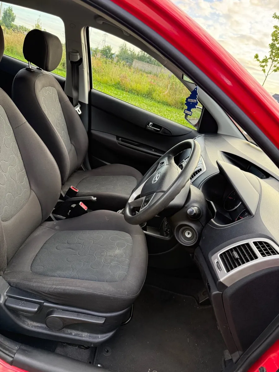 Hyundai i20 -great condition - Image 3