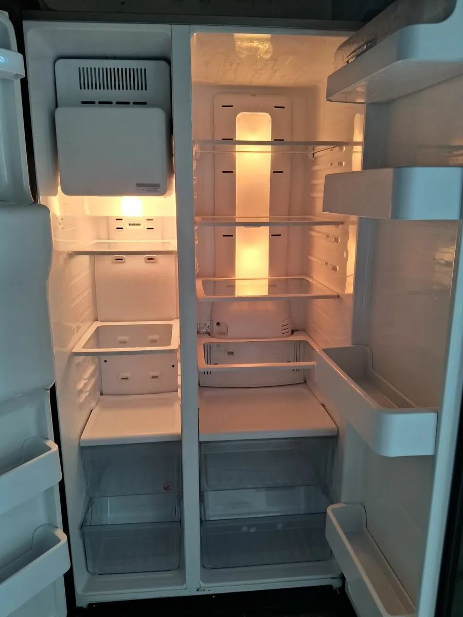 SAMSUNG AMERICAN FRIDGE AND FREEZER - Image 3