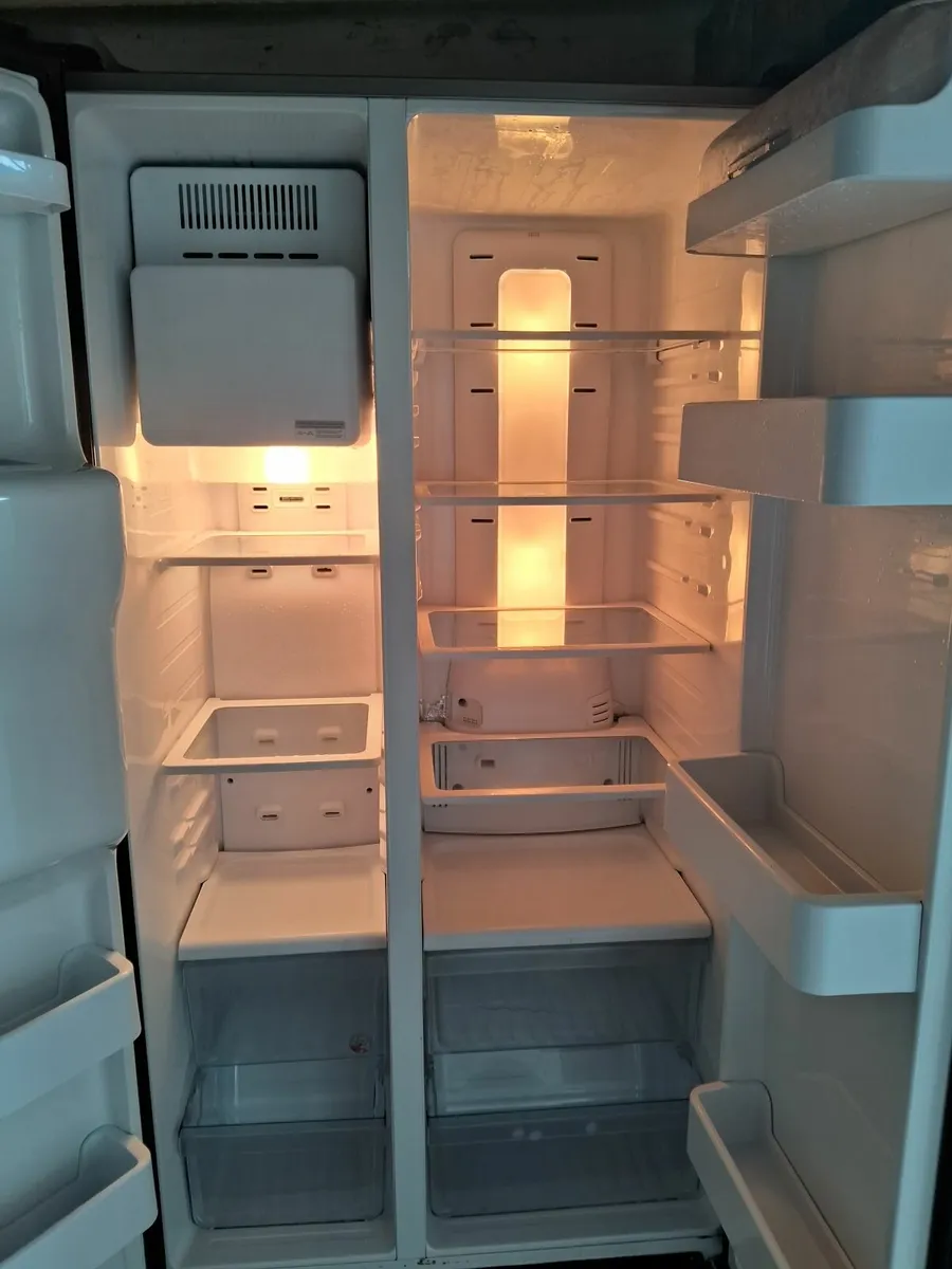 SAMSUNG AMERICAN FRIDGE AND FREEZER - Image 4