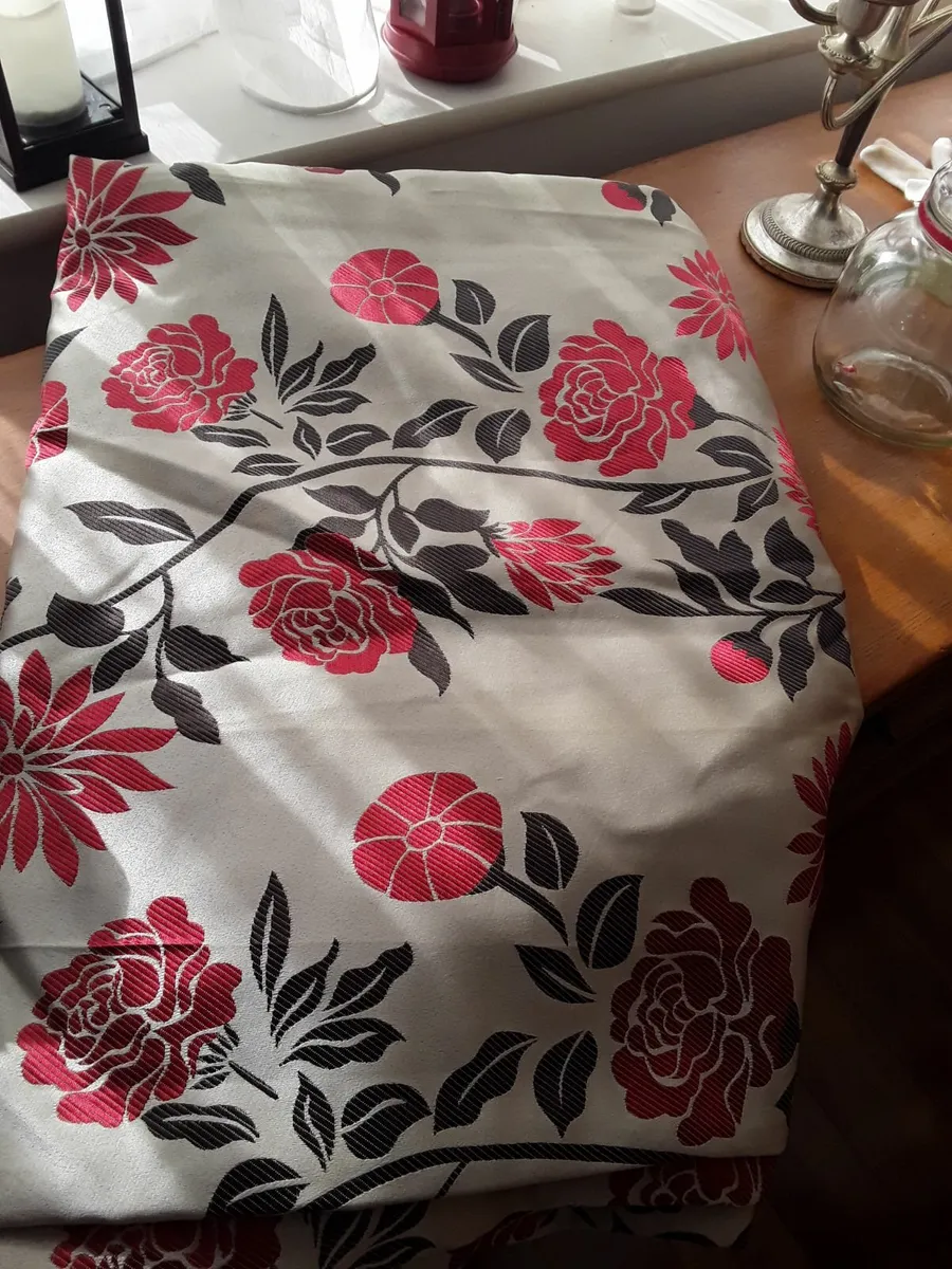 As new large beautiful vibrant eyelid drapes - Image 2