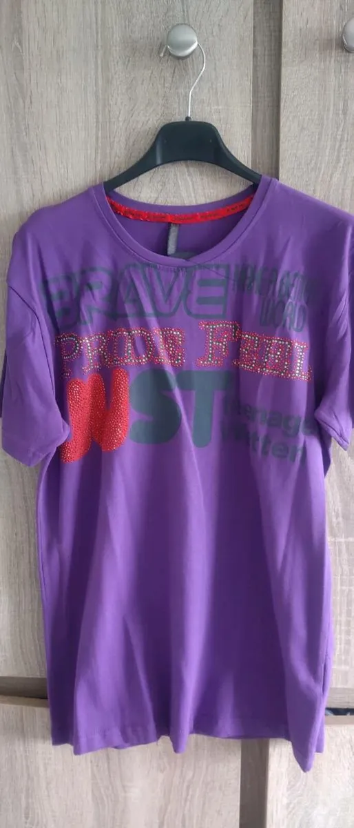 Man t shirt size fits s sm - Image 1