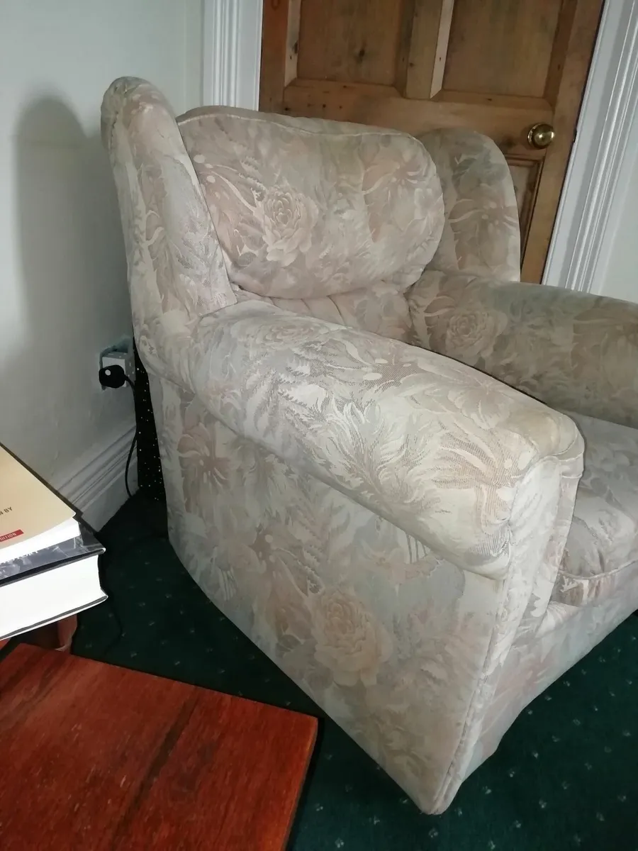 Three piece Suite - Image 4