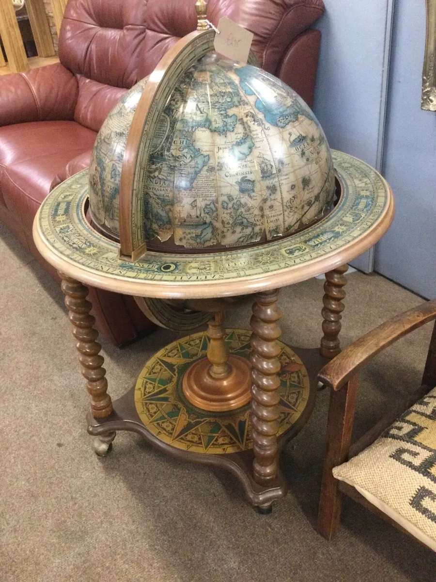 A large vintage drinks globe cabinet - Image 1