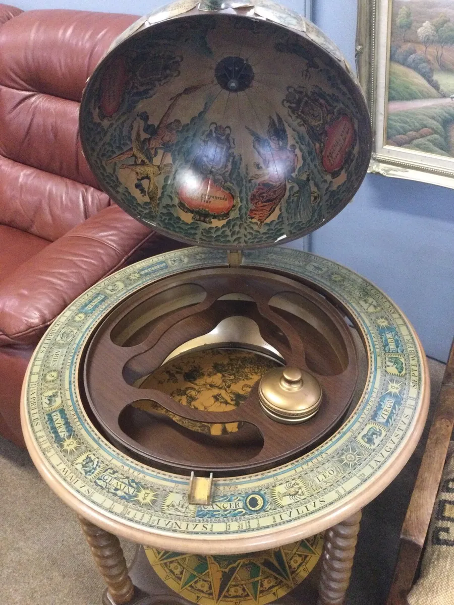 A large vintage drinks globe cabinet - Image 2