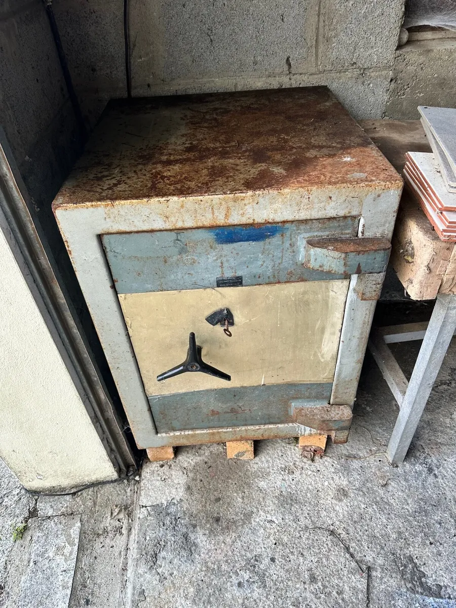 Dudley safe - Image 1