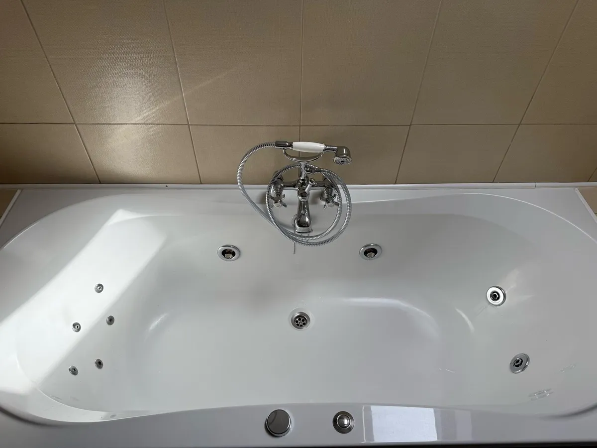 Jacuzzi Bath - Image 1