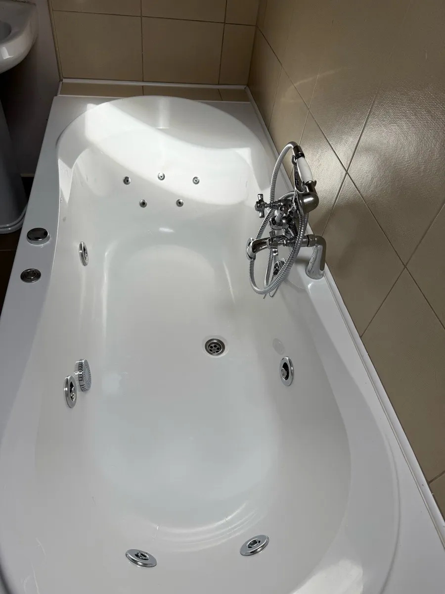 Jacuzzi Bath - Image 3