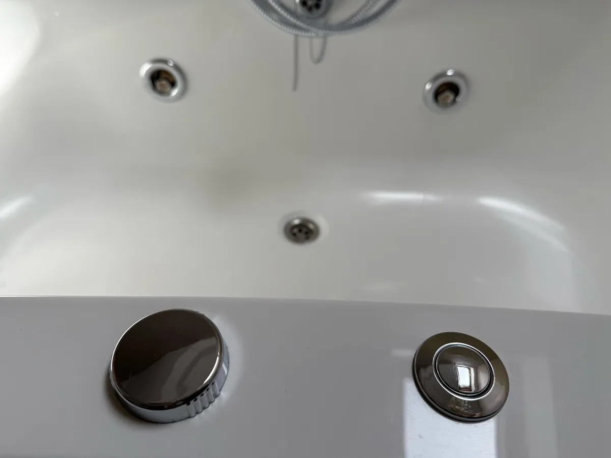Jacuzzi Bath - Image 4