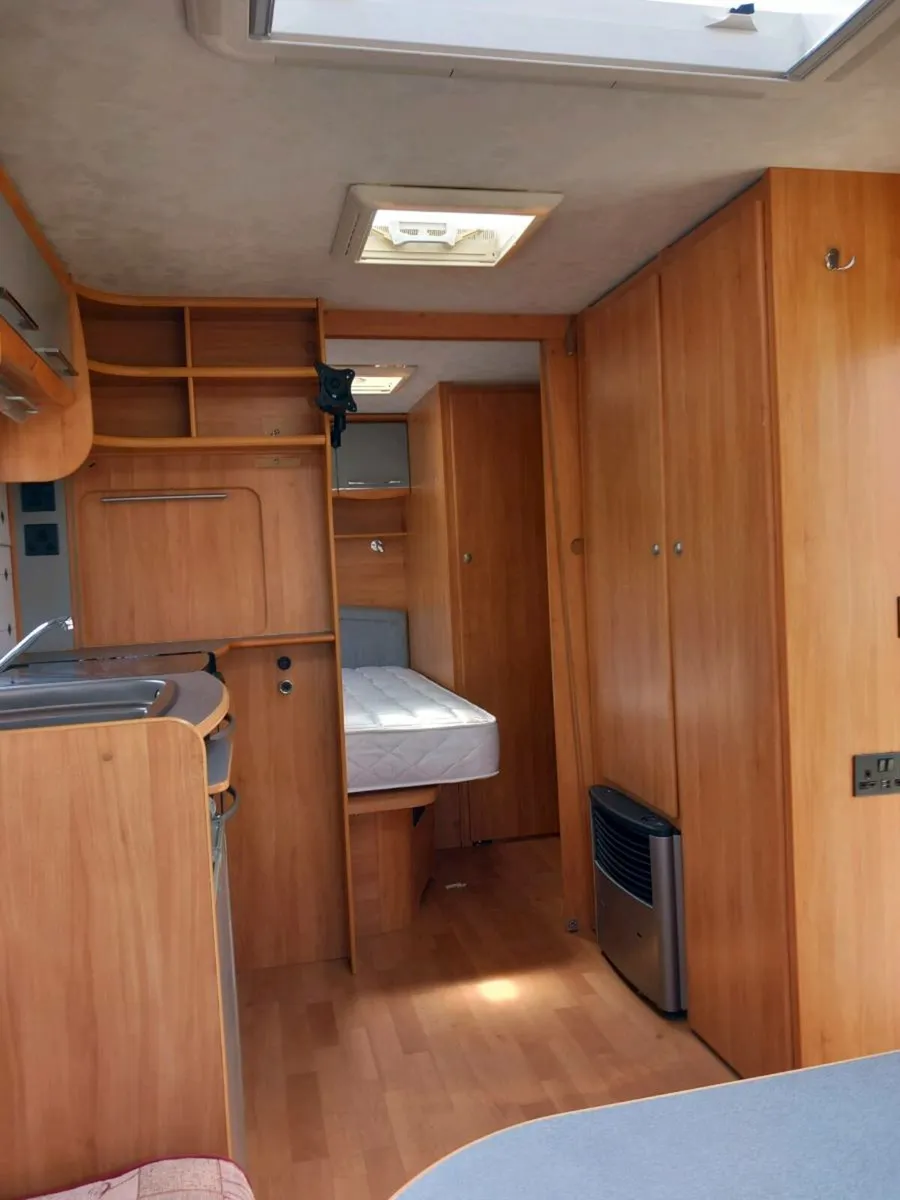 2008 adria adora, 4/5 berth fixed bed - Image 4