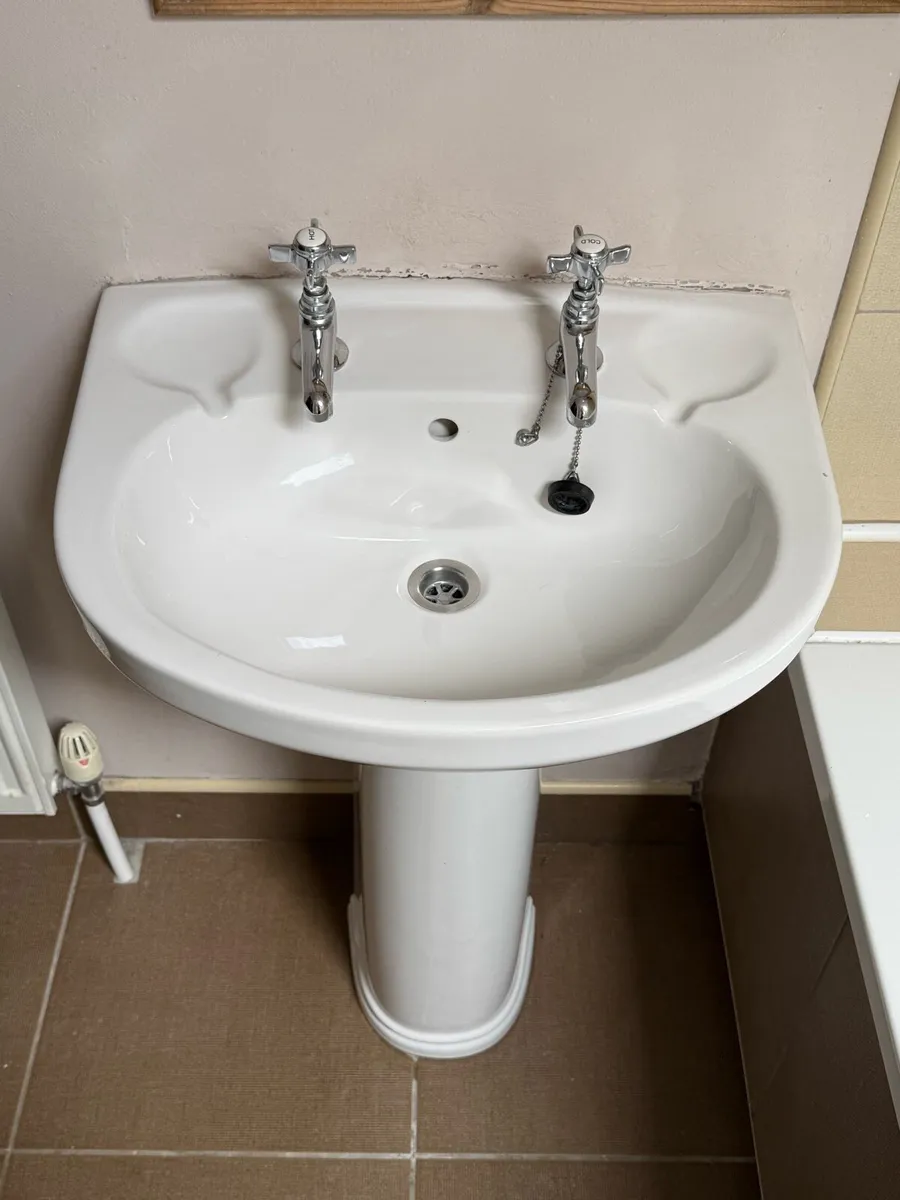 Bathroom sink with taps and pedestal - Image 2