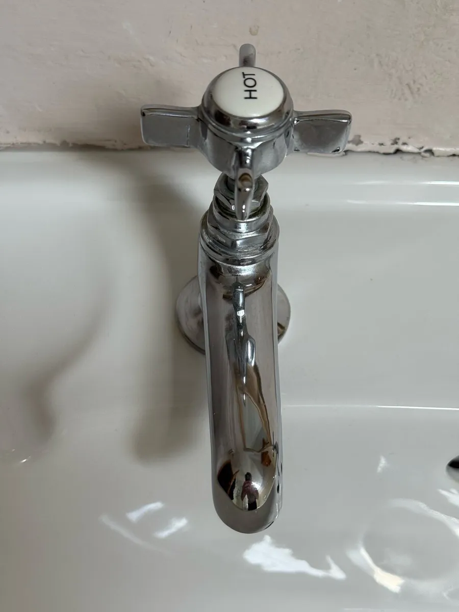 Bathroom sink with taps and pedestal - Image 3