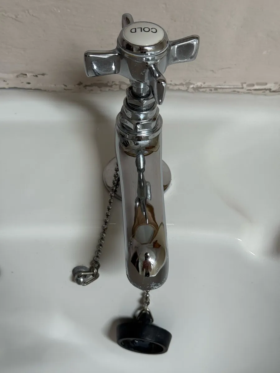 Bathroom sink with taps and pedestal - Image 4