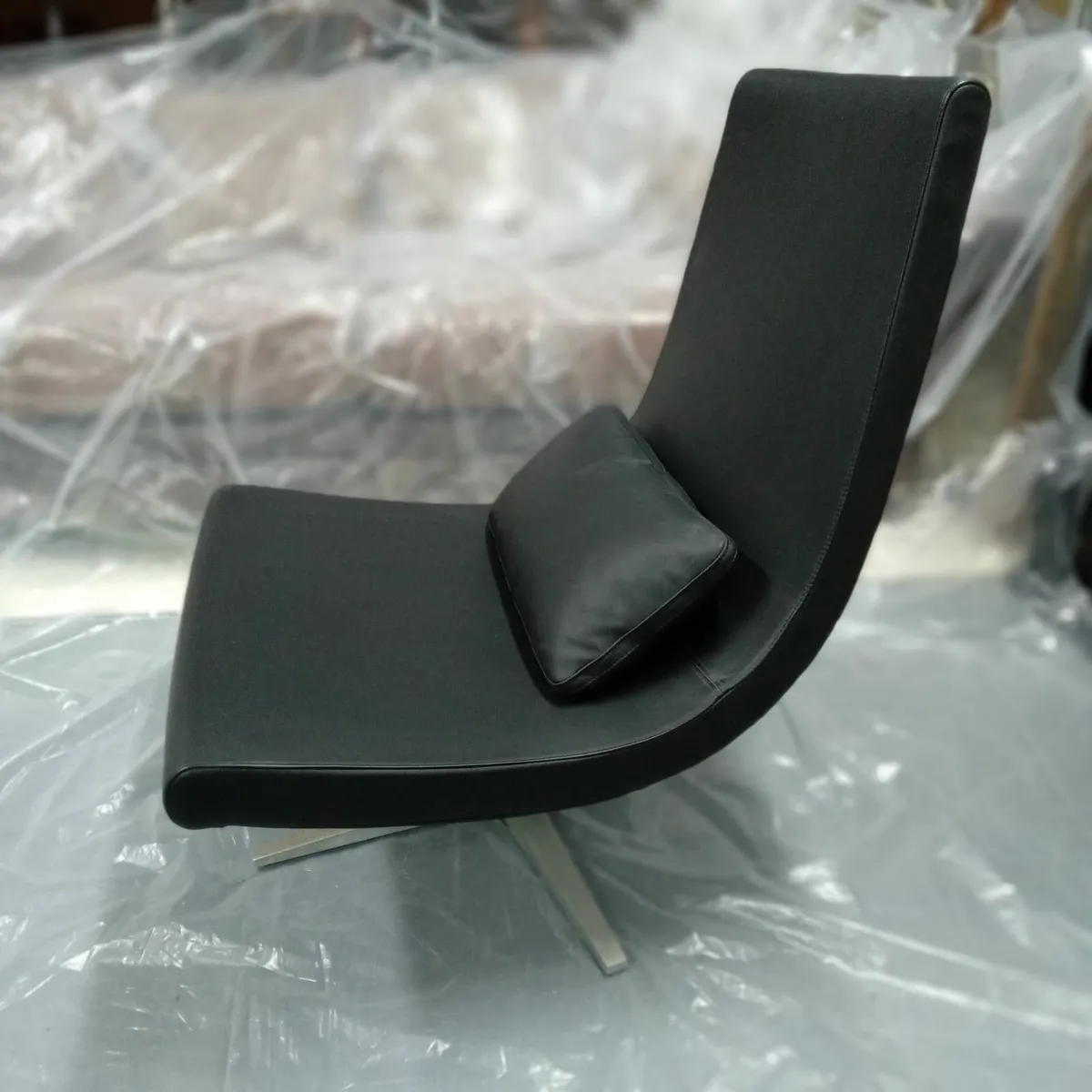 Tabasco Swivel armchair black leather w/footstool - Image 3
