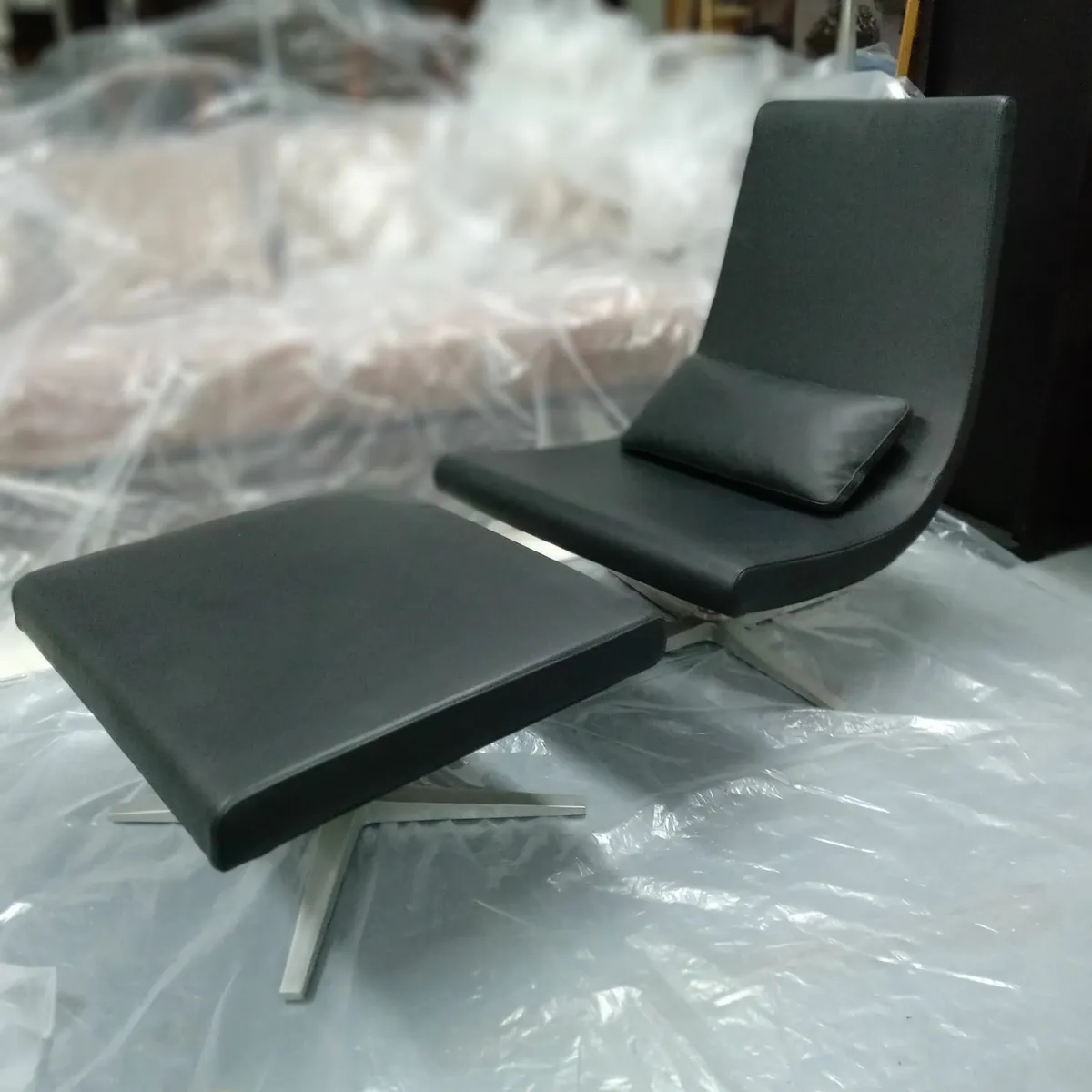 Tabasco Swivel armchair black leather w/footstool - Image 1