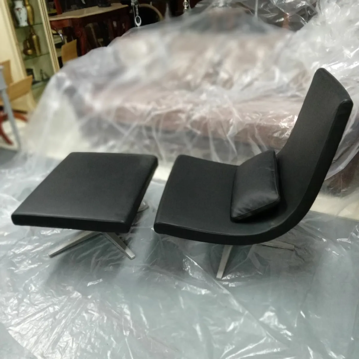 Tabasco Swivel armchair black leather w/footstool - Image 4