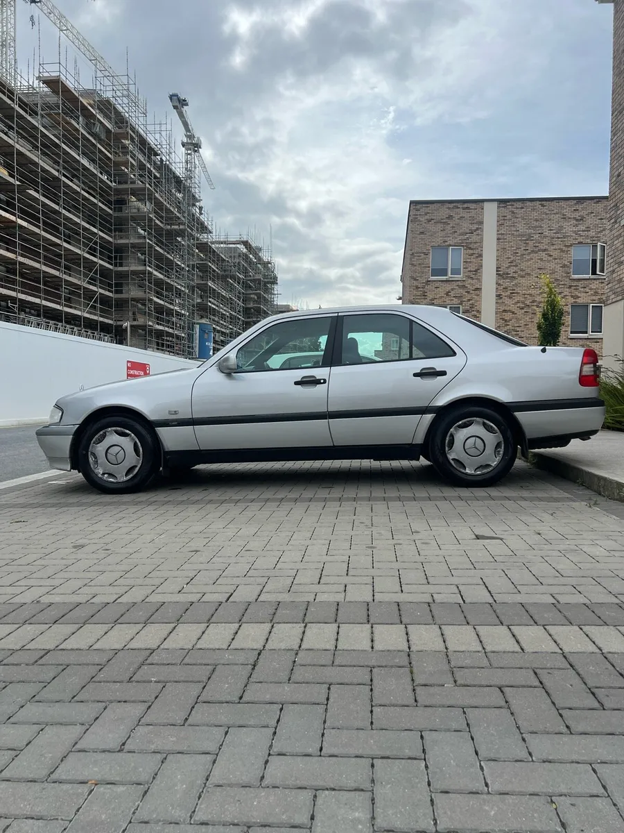 W202 Mercedes-Benz C180 - Image 2