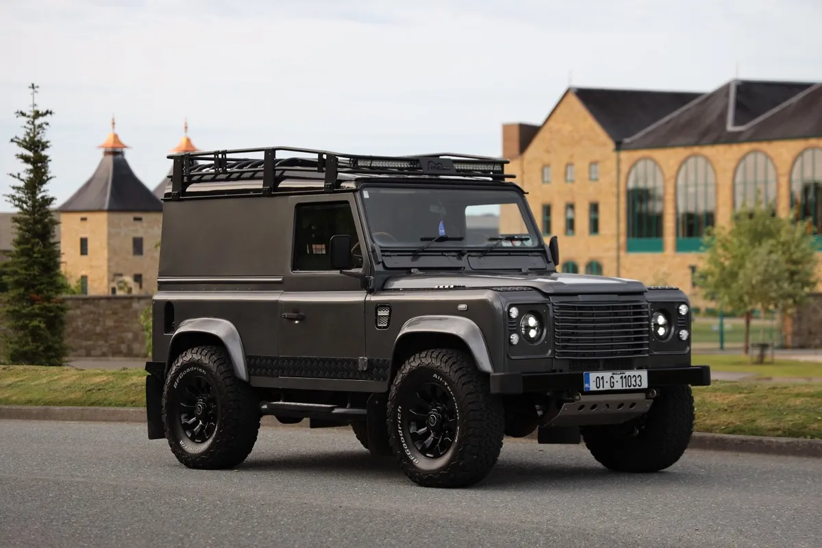 Land Rover Defender 90 - Image 1