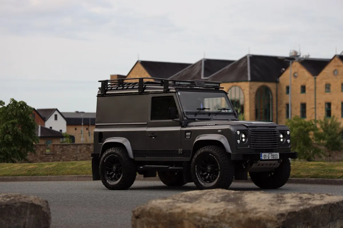 Land Rover Defender 90 - Image 2