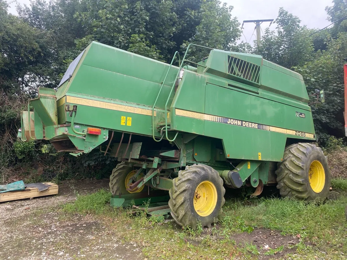 John Deere 2066 combine