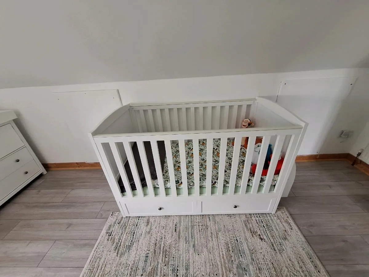 Cotbed, mattress and changing table - Image 1