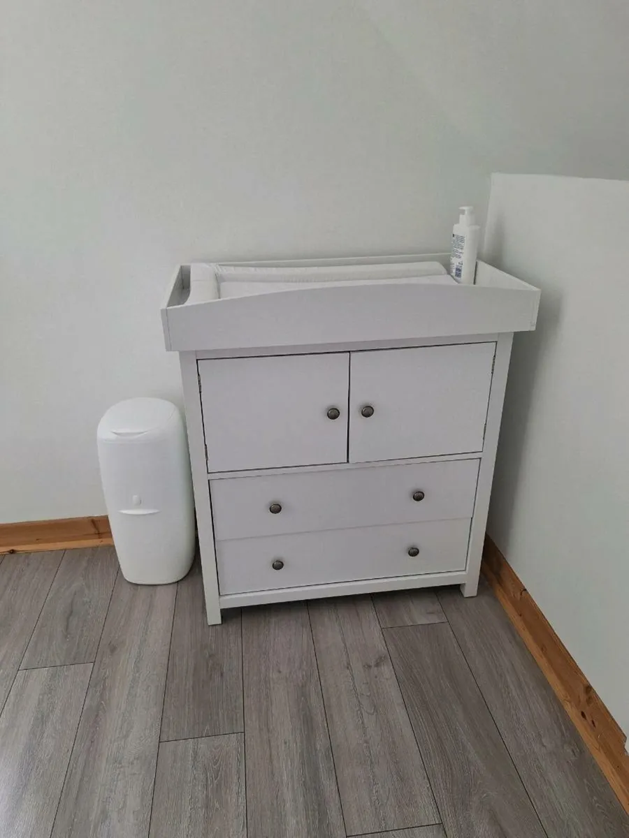 Cotbed, mattress and changing table - Image 2