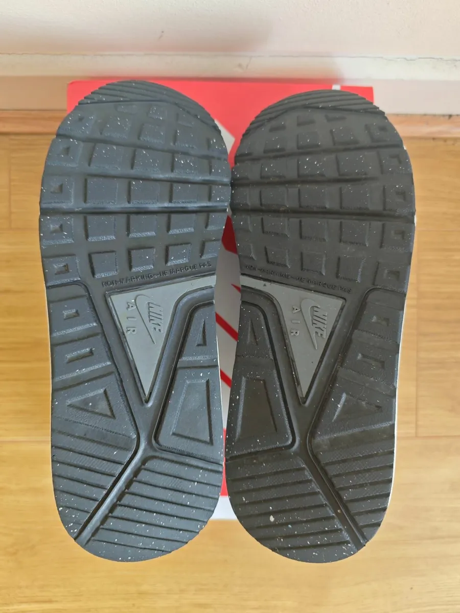 Nike Air Max Ivo Trainers - Image 3