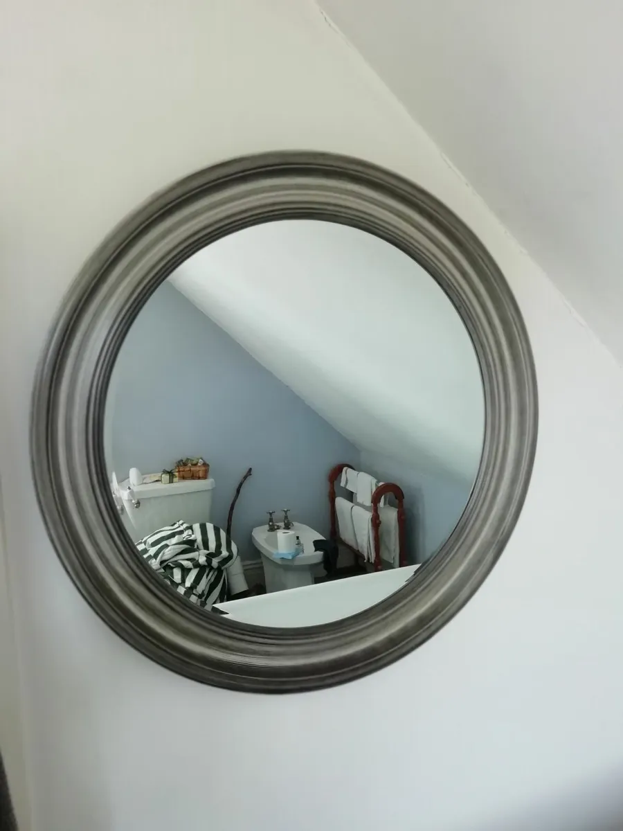 Circular wall mirror