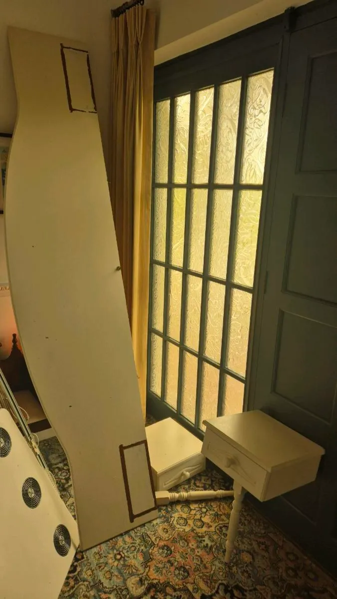 Headboard and lockers - Image 1
