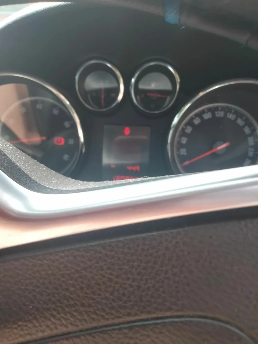 Opel Astra 2013 - Image 2