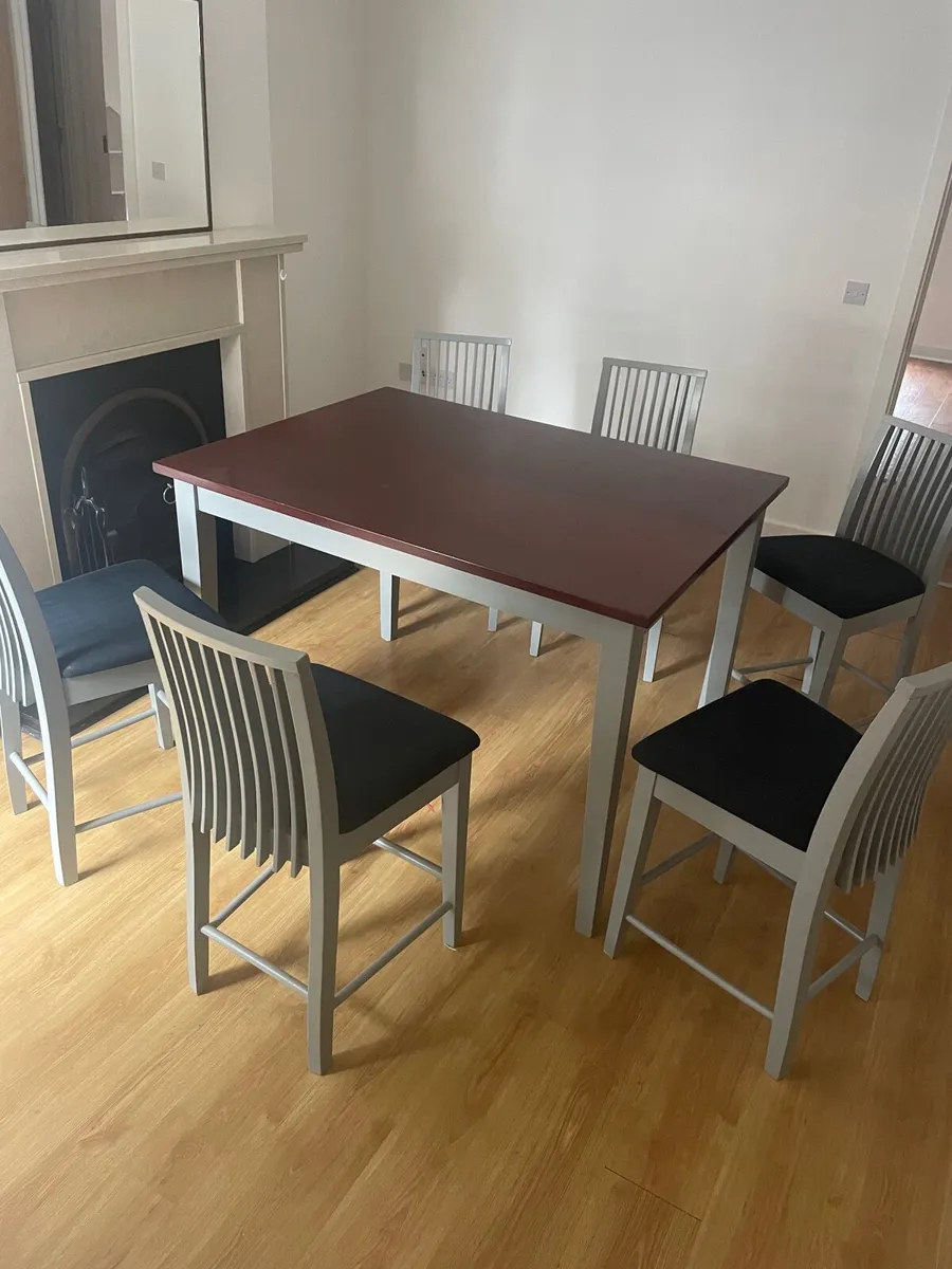 Table and chairs - Image 1