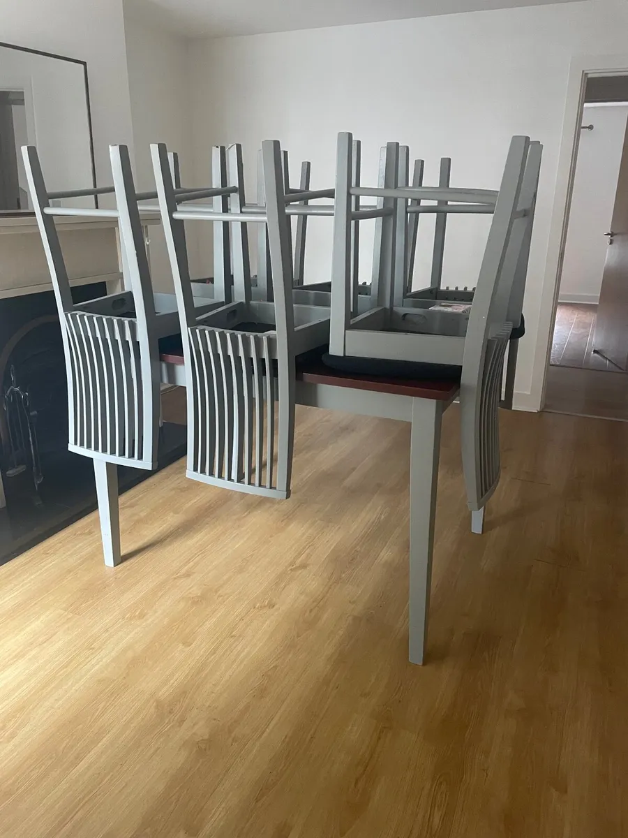 Table and chairs - Image 2
