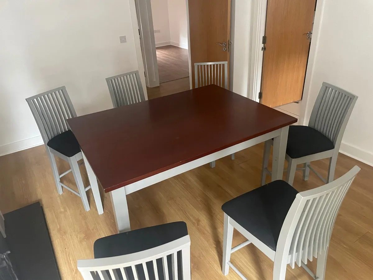 Table and chairs - Image 3