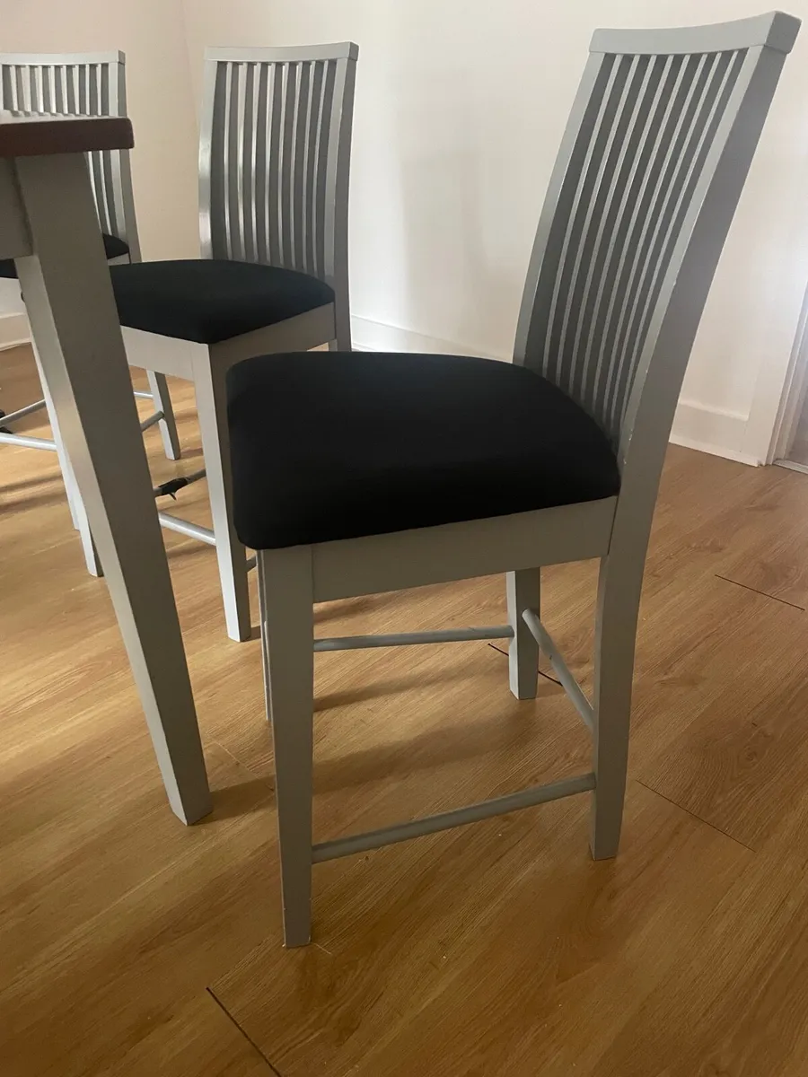 Table and chairs - Image 4
