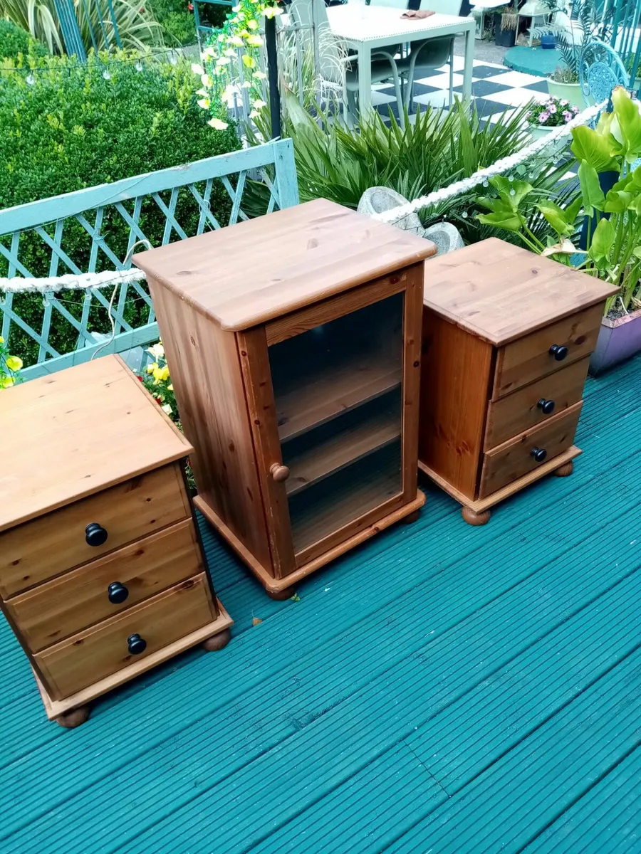2 Bedside lockers + cabinet - Image 1