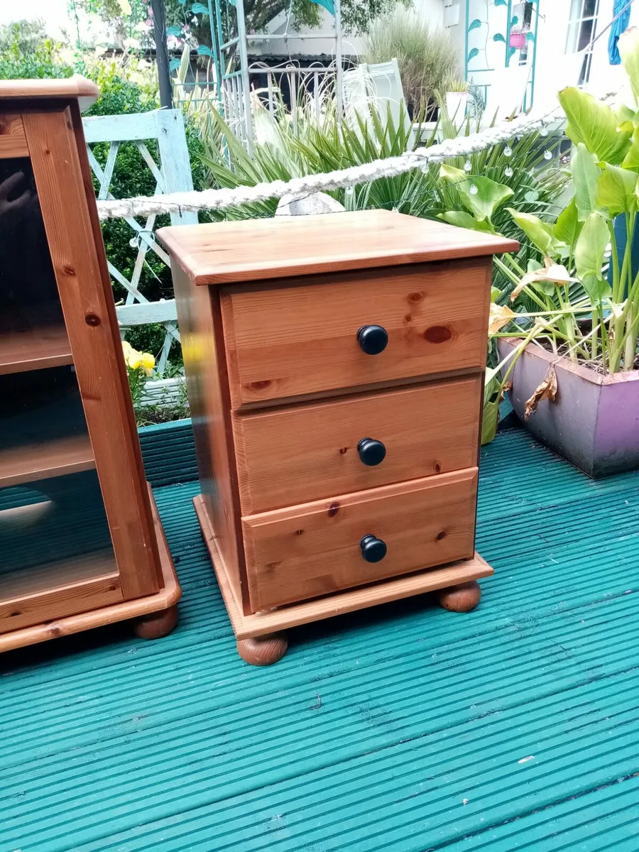 2 Bedside lockers + cabinet - Image 3