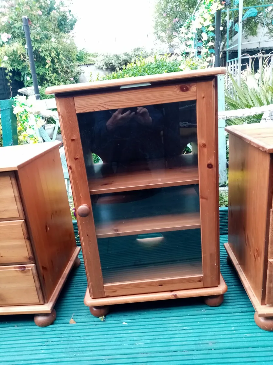 2 Bedside lockers + cabinet - Image 4