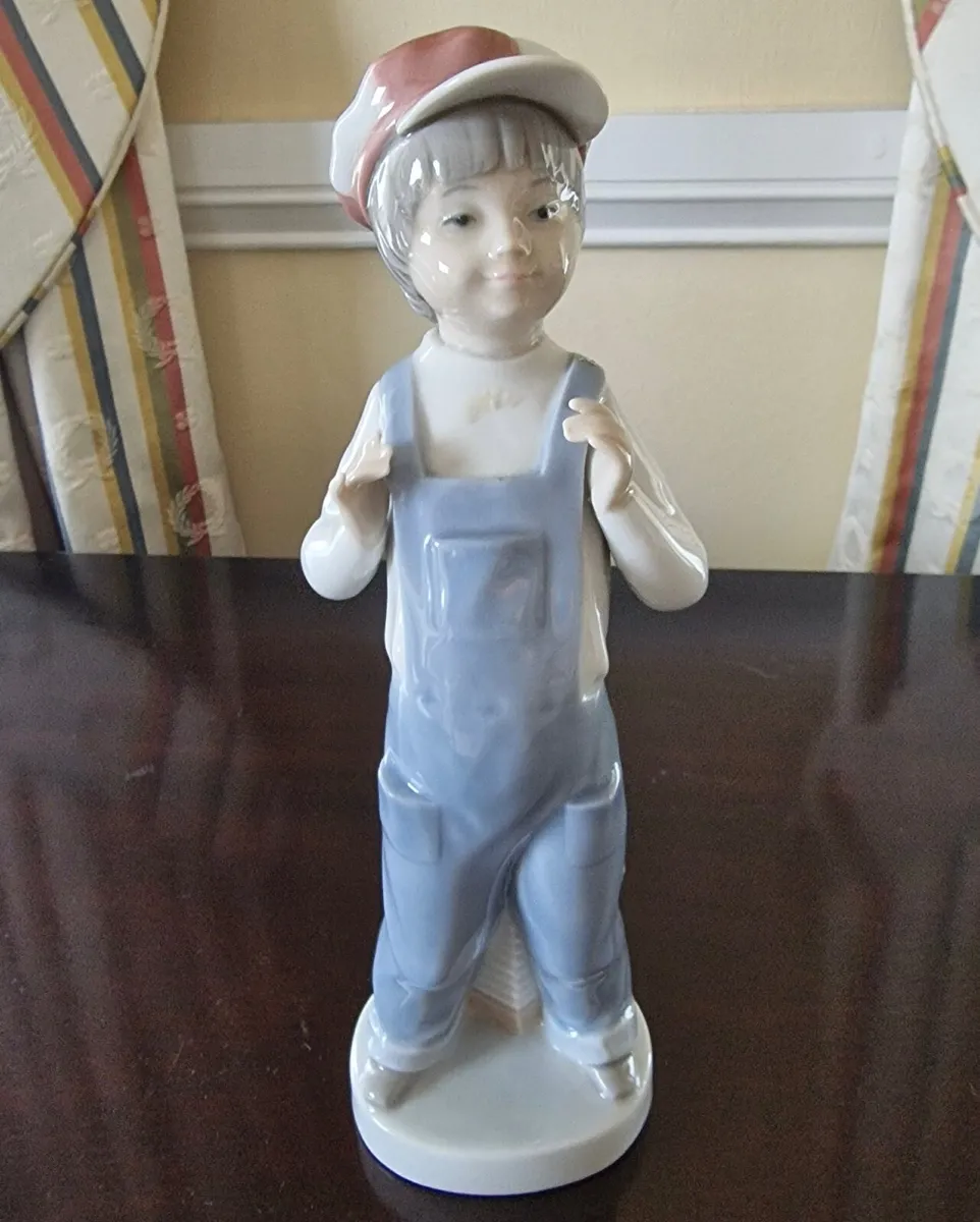 Lladro Porcelain figure  - Boy from Madrid : ONO - Image 2