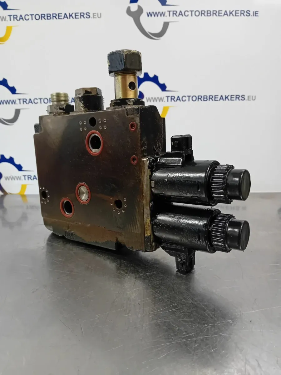 NEW HOLLAND TS135A DISMANTLED - Image 4