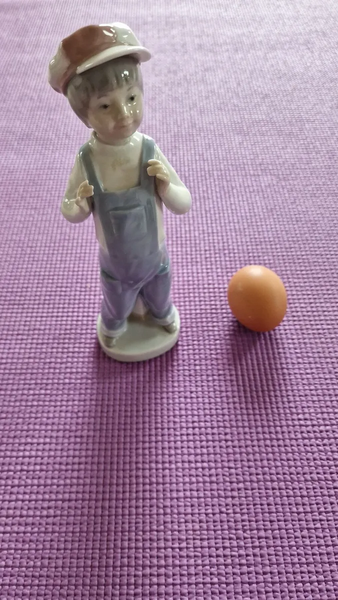 Lladro Porcelain figure  - Boy from Madrid : ONO - Image 3