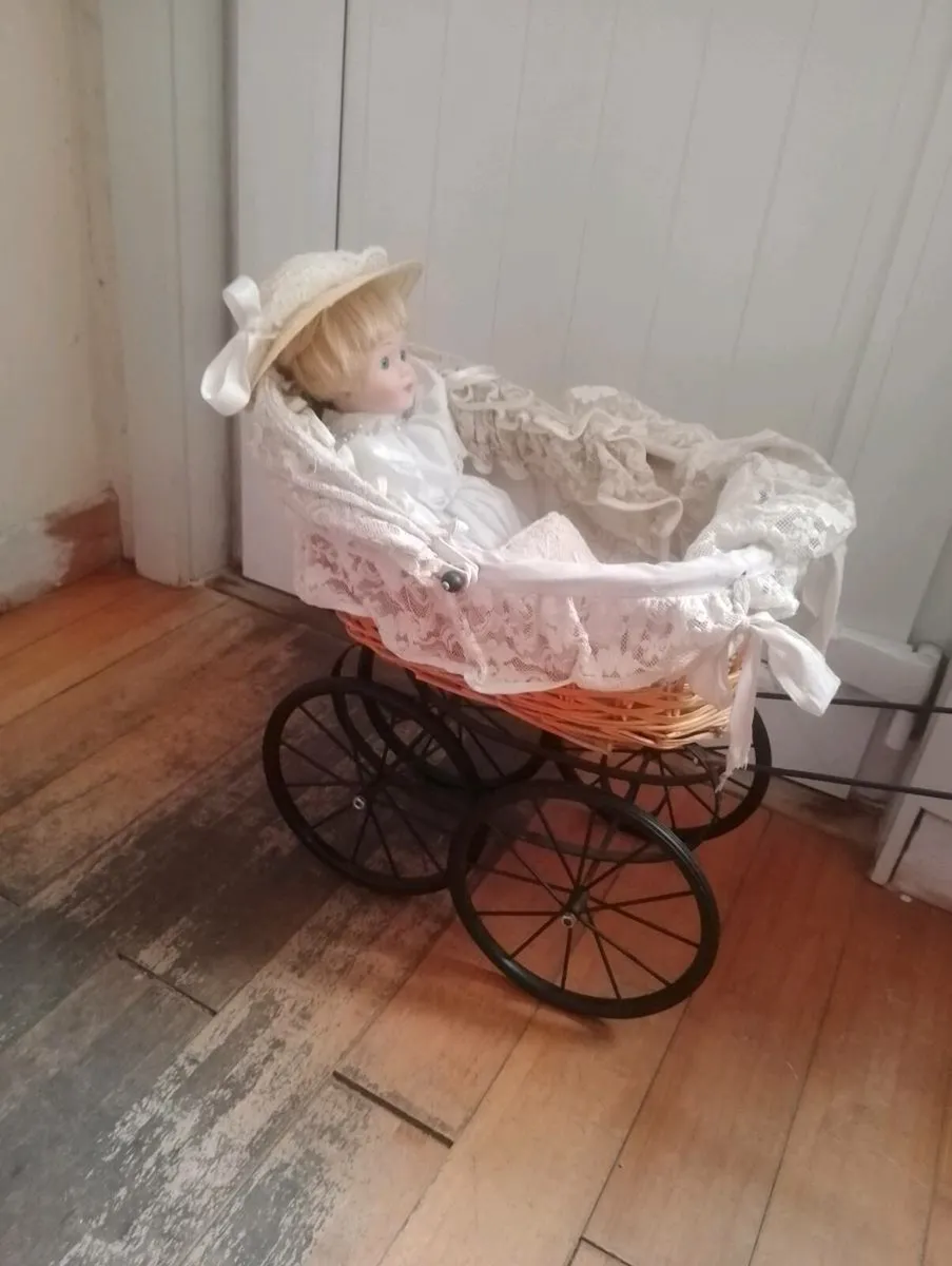 Vintage toy pram with doll - Image 1