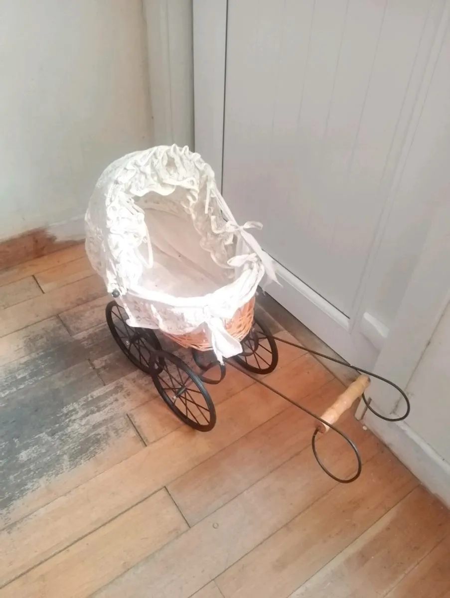 Vintage toy pram with doll - Image 3