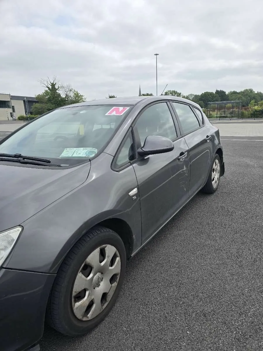 Opel Astra 2010 - Image 2