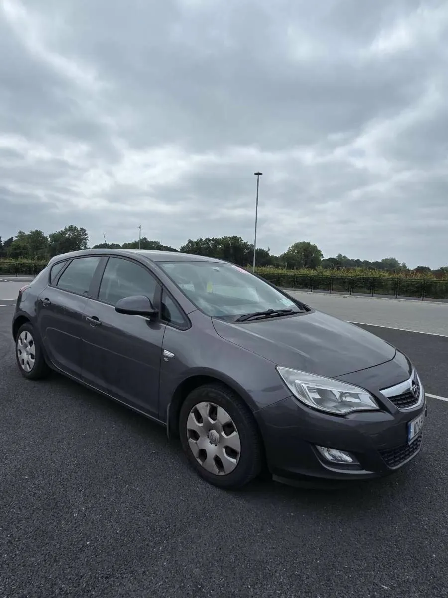 Opel Astra 2010 - Image 1
